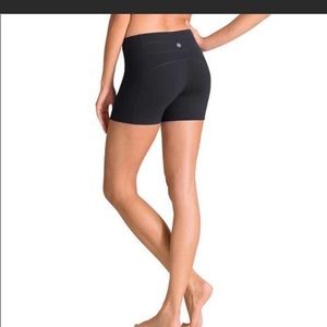 Athleta Kick booty fitted short